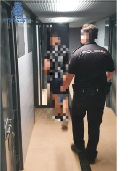 Ingreso de uno de los detenidos en el calabozo.