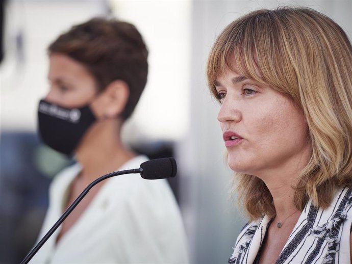 La ministra de Educación y Formación Profesional, Pilar Alegría (d), y la presidenta del Gobierno de Navarra, María Chivite (i), durante una visita a las instalaciones de la empresa Gurpea Industrial