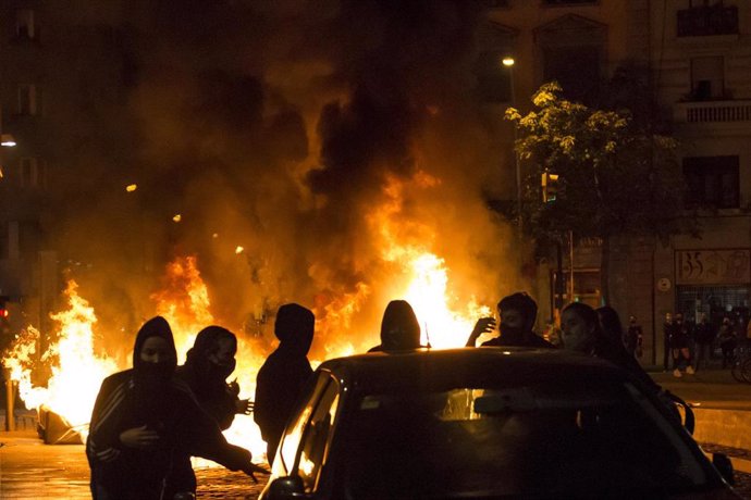 Archivo - Imagen de archivo de varias personas quemando contenedores en la protesta llevada a cabo por los CDR con motivo del tercer aniversario del 1-O.