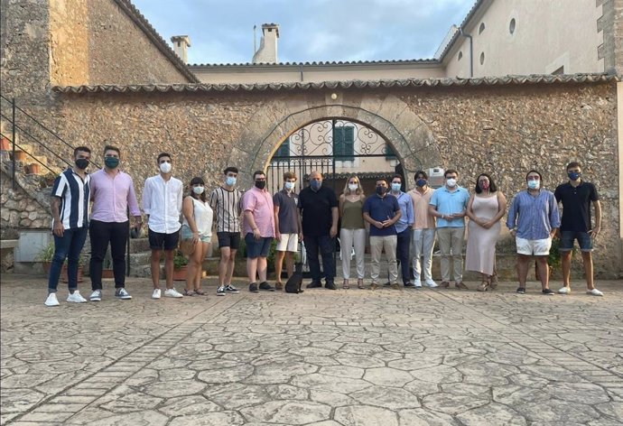 NNGG de Palma junto al presidente del PP de Palma, Jaime Martínez, y el secretario general del PP del municipio, Javi Bonet.
