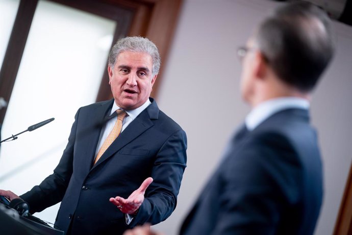 Archivo - 12 April 2021, Berlin: German Foreign Minister Heiko Maas (R) and his Pakistani counterpart Shah Mahmood Qureshi speak during a press conference after their meeting at the Federal Foreign Office. Photo: Kay Nietfeld/dpa Pool/dpa
