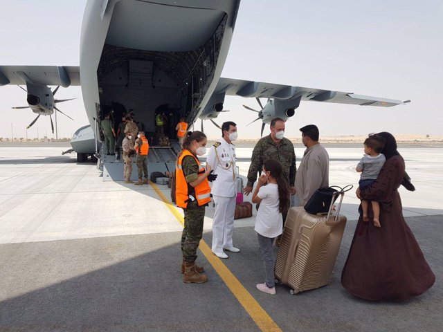 Un grupo de personas a su llegada a Dubai tras haber sido repatriados de Afganistán por el Gobierno español