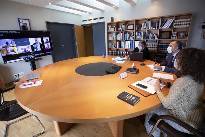 El vicepresidente de la Xunta, Alfonso Rueda, y el conselleiro de Sanidade, Julio García Comesaña, se reúnen con hosteleros para abordar los aforos en el sector