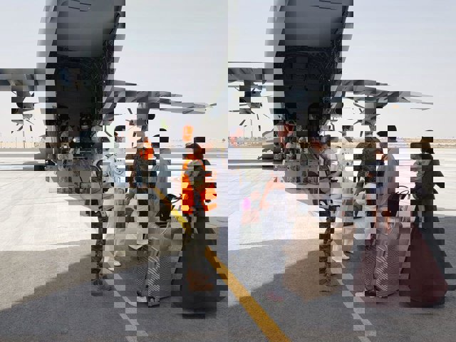 Un grupo de personas a su llegada a Dubai tras haber sido repatriados de Afganistán por el Gobierno español