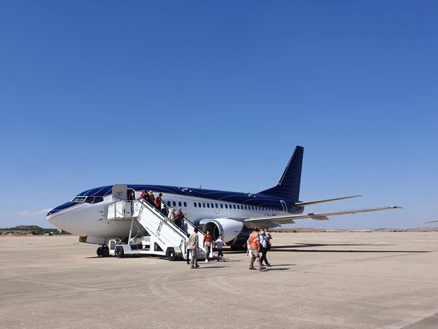 El avión con 38 refugiados afganos y sus familias, en la base de Torrejón de Ardoz