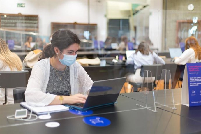 Archivo - Alumnos en la Universidad de Navarra.