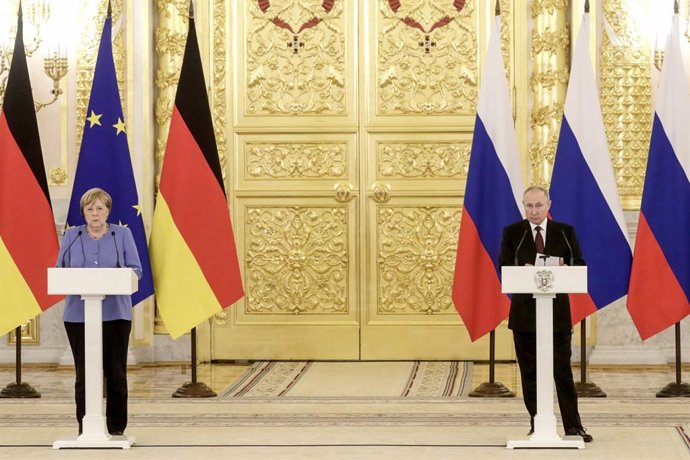 HANDOUT - 20 August 2021, Russia, Moscow: German Chancellor Angela Merkel (L)and Russian President Vladimir Putin speak during a press conference after their meeting at the Kremlin. Photo: -/Kremlin/dpa - ATTENTION: editorial use only and only if the c