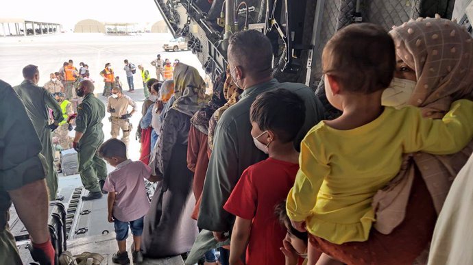 Niños y adultos a su llegada a Dubai tras haber sido repatriados de Afganistán por el Gobierno español, a 20 de agosto de 2021, en Dubai, (Emiratos Árabes Unidos). Sobre las 06:30 horas ha despegado desde el aeropuerto de Kabul este segundo avión A400M 