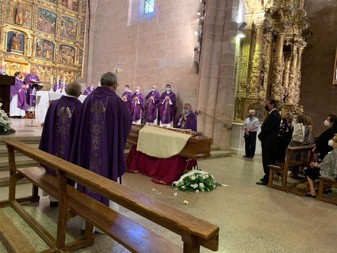 Funeral por el cardenal riojano, Eduardo Martínez Somalo, presidida por el arzobispo de Barcelona, Juan José Omella, en la iglesia de Baños de Río Tobía