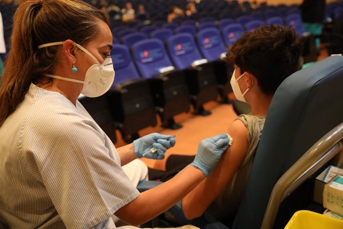 Una sanitria després de vacunar a un menor contra el coronavirus amb una dosi de Pfizer, en el dispositiu engegat en les installacions de l'Hospital General Universitari Gregorio Marañón, a 20 d'agost de 2021, a Madrid (Espanya).