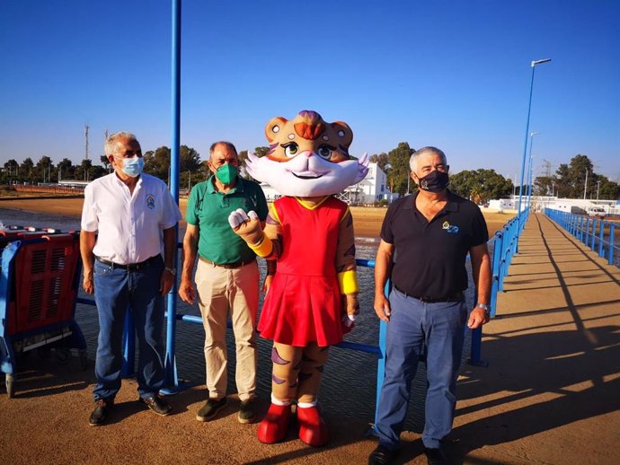 Visita de la mascota del Mundial de Bádminton, Onuba, a las instalaciones del Real Club Marítimo de Huelva.