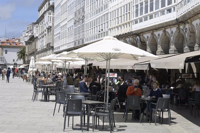 Archivo - Varias personas en la terraza de un bar, en A Coruña.
