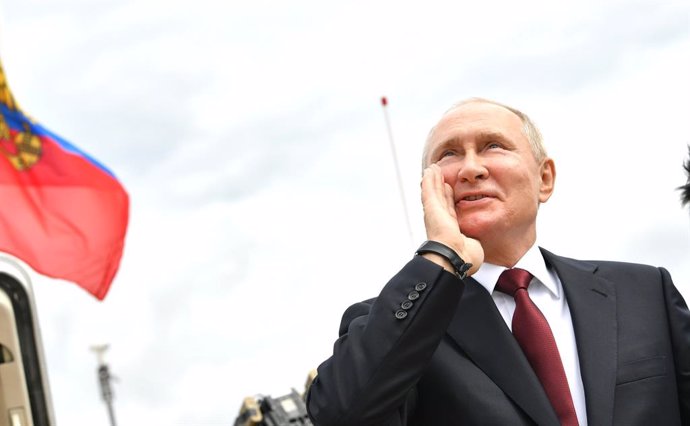 HANDOUT - 25 July 2021, Russia, St. Petersburg: Russian President Vladimir Putin speaks to well-wishers during a naval parade at the Neva River to mark the Russian Navy Day. Photo: -/Kremlin/dpa - ATTENTION: editorial use only and only if the credit men