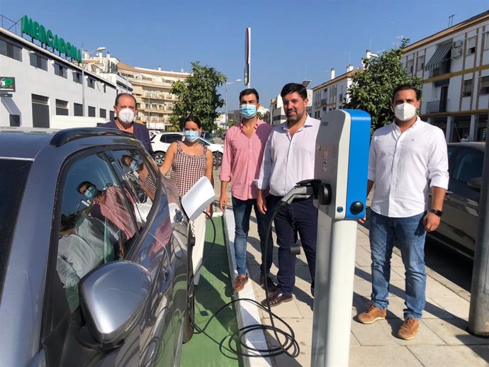 Primer punto de recarga gratuita de vehículos eléctricos en Lora