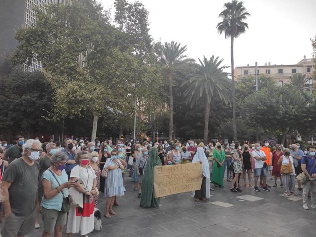 Concentración en Plaza España (Palma) por los derechos de las mujeres afganas.
