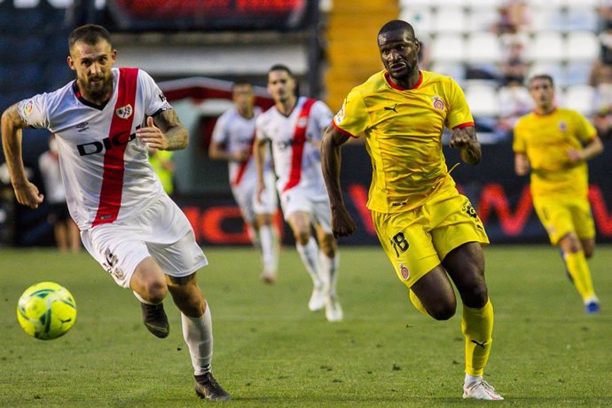 Archivo - Esteban Saveljich of Rayo Vallecano and Mamadou Sylla of Girona FC in action during the Liga SmartBank playoff football match played between Rayo Vallecano and Girona FC at Estadio de Vallecas on Jun 13, 2021 in Madrid, Spain.