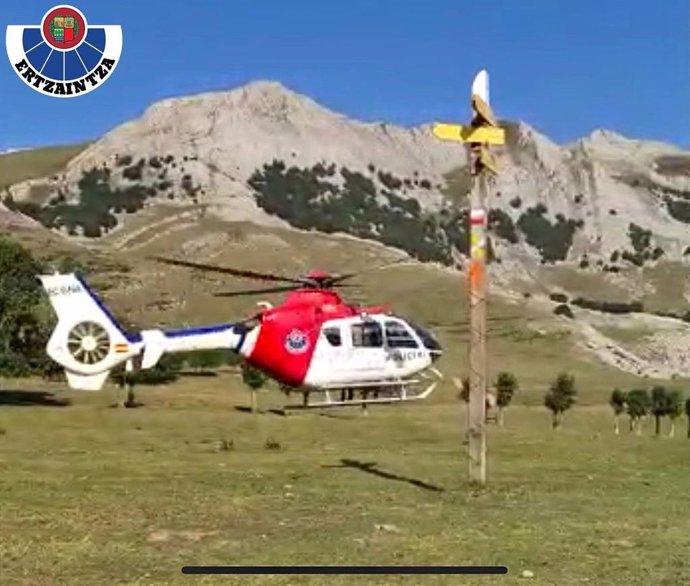 Helicóptero de la Ertzaintza en las campas de Urbia.