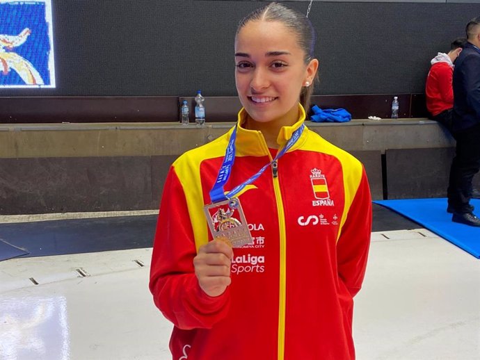 Paola García, con su medalla de oro en el europeo de Finlandia.