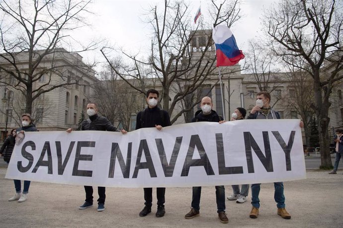 Archivo - Manifestación frente a la embajada rusa en Berlín en defensa de la puesta en libertad del opositor ruso Aleksey Navalny