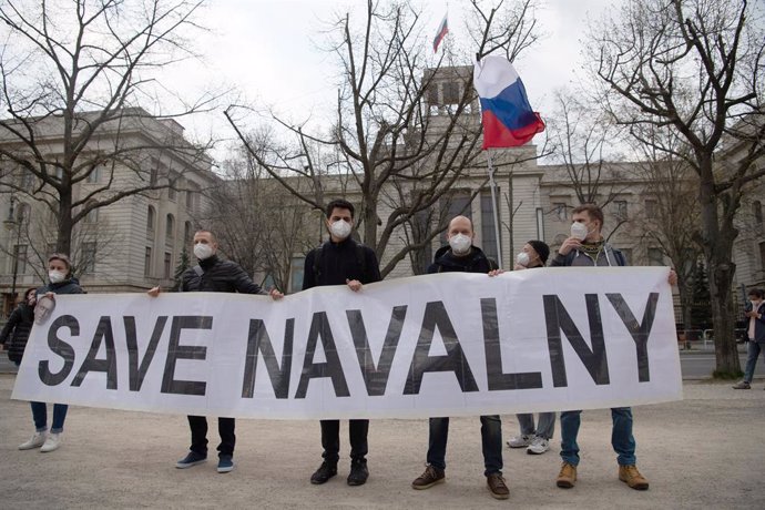 Archivo - FILED - 21 April 2021, Berlin: Demonstrators stand in front of the Russian embassy in Berlin during a demonstration to demand the release of the Russian imprisoned regime critic Navalny. One year after the poison attack on Russian dissident Al