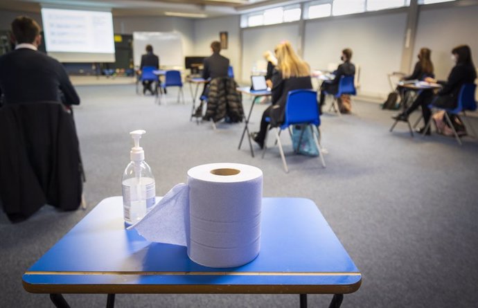 Archivo - 15 March 2021, United Kingdom, Glasgow: Students attend an English Literature class at St Andrew's RC Secondary School in Glasgow as more pupils are returning to school in Scotland in the latest phase of lockdown easing. Photo: Jane Barlow/PA 