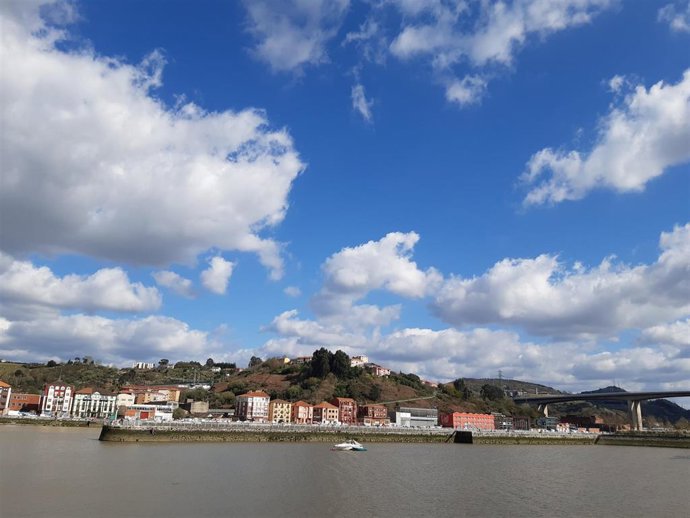 Archivo - Nubes y claros en Bizkaia