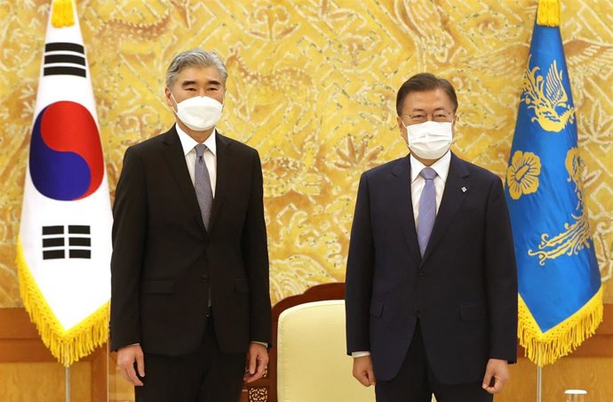 Archivo - El presidente surcoreano, Moon Jae-in, (derecha) junto con el enviado especial de Estados Unidos, Sung Kim, (izquierda)