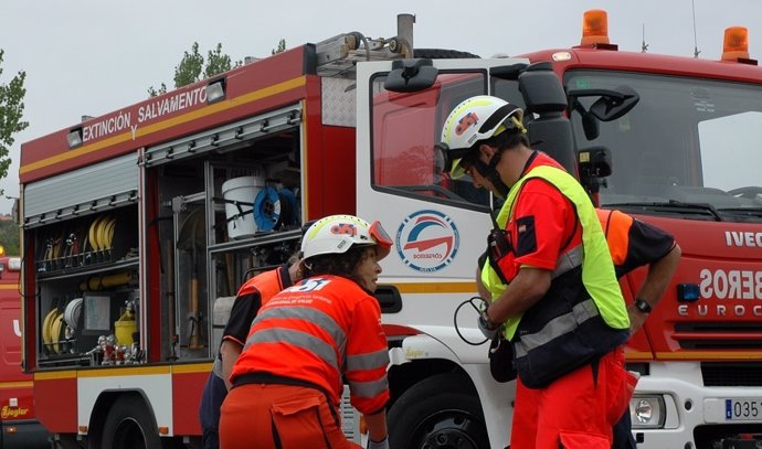 Archivo - Sevilla.-Sucesos.-Un fallecido y varios heridos en una colisión múltiple en la AP-4 a la altura de Los Palacios