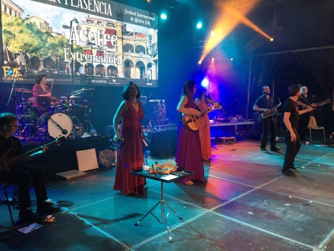 El grupo Acetre en el escenario del Festival Folk de Plasencia.