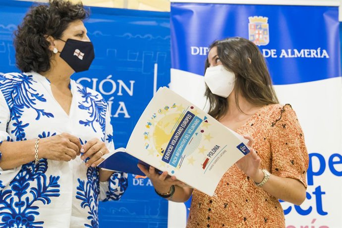 La diputada delegada especial de Empleo, Promoción Económica, Iniciativas Europeas, Comercio y Empresa, Carmen Navarro, despide a la voluntaria europea del programa Eurpopa Direct de la Diputación de Almería.