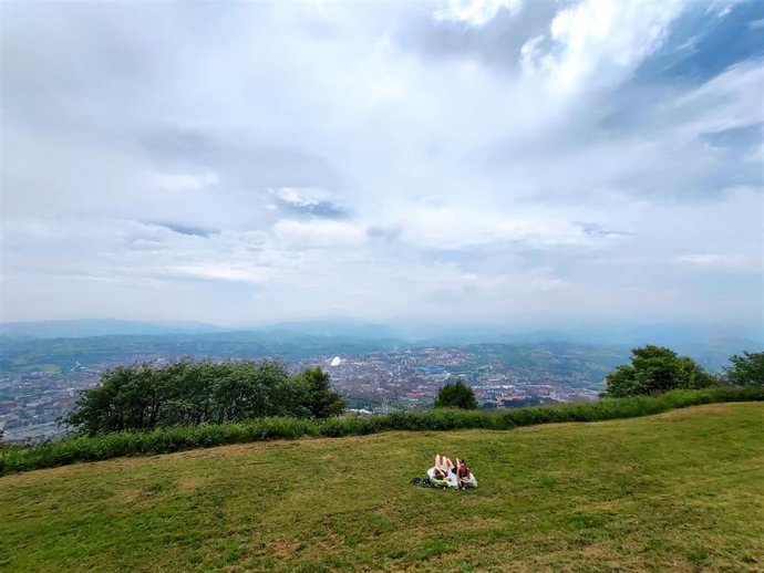 Archivo - Gente pasando el día de Martes de Campo en el Monte Naranco de Oviedo, en el año en que no ha habido celebración oficial de la festividad local por la pandemia del coronavirus.