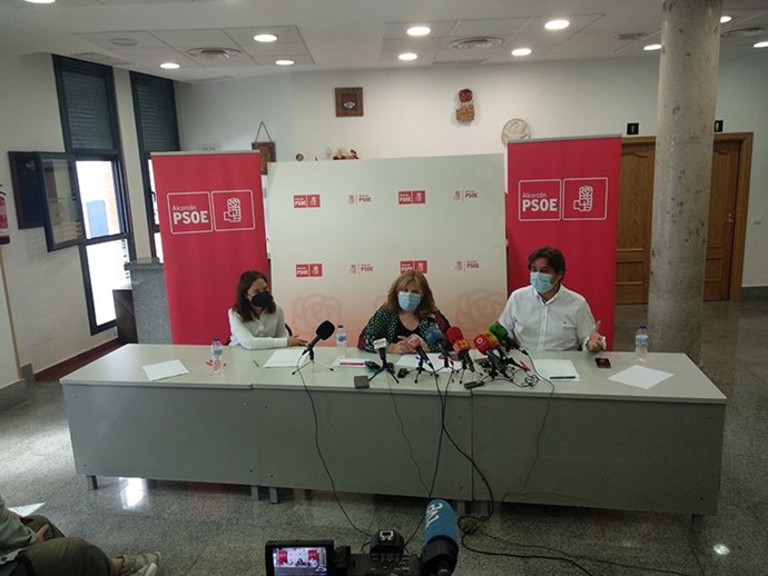 Archivo - Las alcaldesas socialistas de Alcorcón y Getafe, Natalia de Andrés y Sara Hernández, así como el regidor de Fuenlabrada, Javier Ayala,en rueda de prensa conjunta para buscar un proyecto ganador para 2023