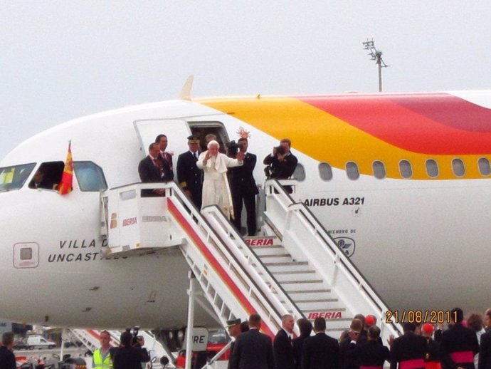 Archivo -   Benedicto XVI a su regreso al Vaticano tras presidir la JMJ de Madrid en agosto de 2011