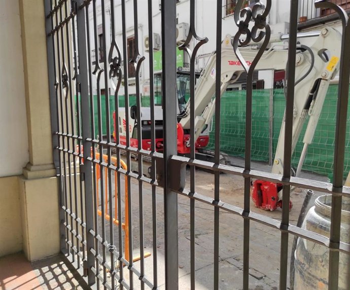 Archivo - Las obras en el exterior y con altas temperaturas pueden provocar estrés térmico a los trabajadores.