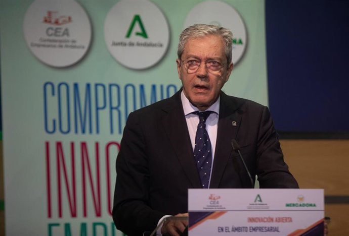 El consejero de Transformación Económica y Universidades, Rogelio Velasco, en la inauguración de la jornada de 'Innovación Abierta para el reto de la Economía Circular' en la CEA. A 26 de julio de 2021, en Sevilla (Andalucía, España) (Foto de archivo)