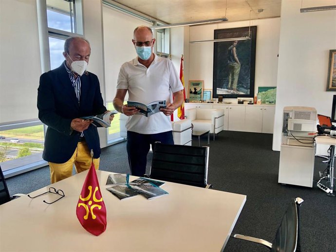 El consejero de Turismo, Javier López Marcano, y el presidente del GAL Asón-Agüera-Trasmiera , Leoncio Carrascal, con la guía