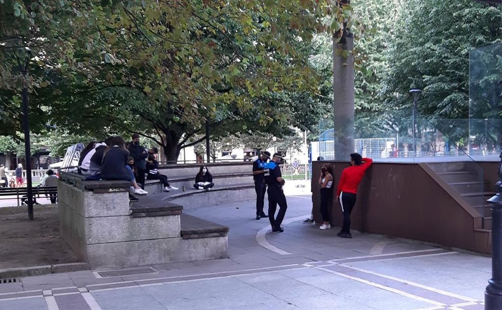 Archivo - Multa a jóvenes en Gijón en lugar donde se celebra botellón