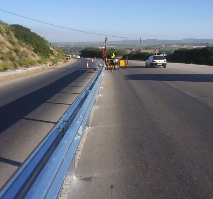 Imagen de la instalación de barreras de seguridad en la carretera A-318 en Cabra (Córdoba).
