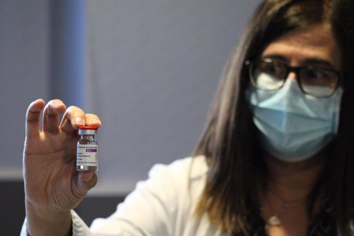 Archivo - Una sanitaria muestra una de las vacunas contra el coronavirus en La Rioja