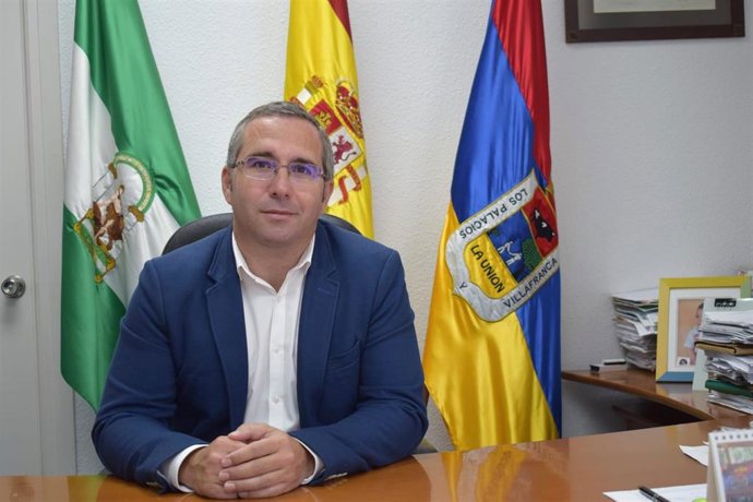 Archivo - El alcalde de Los Palacios y Villafranca (Sevilla), Juan Manuel Valle, en foto de archivo.