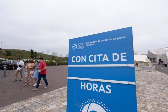 Varios jóvenes acuden a un dispositivo de vacunación contra el Covid-19 en el complejo de Cidade da Cultura, en Santiago de Compostela