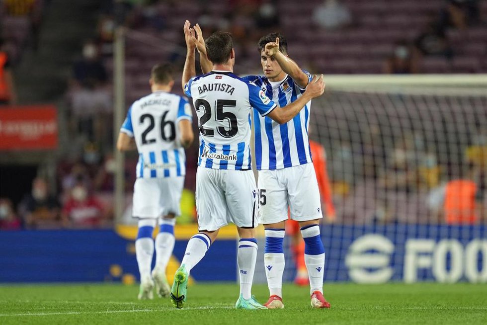 Julen Lobete y Jon Bautista celebran un gol ante el FC Barcelona en la primera jornada de Liga