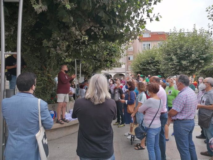 Concentración informativa frente al consistorio de Bueu (Pontevedra) para informar sobre la situación del marinero buenense Pablo Costas y otros 32 marineros.