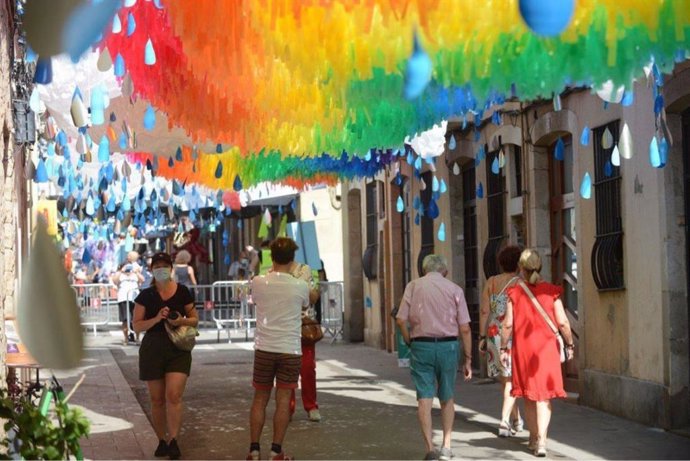 Una de las calles con decoración aérea en la fiesta mayor de Grcia, en Barcelona.