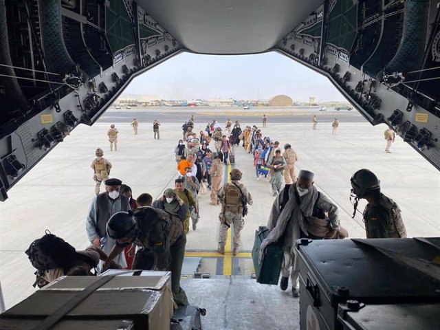 Españoles y afganos suben al A400M para su evacuación desde Kabul