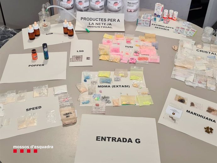 Imatge de les substncies oposades en un pis a Barcelona des del qual es distrubuían drogues i medicaments sense recepta
