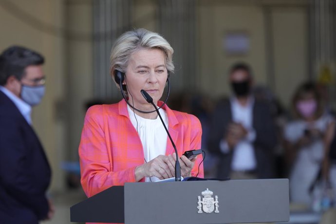 La presidenta de la Comisión Europea, Ursula von der Leyen, durante una rueda de prensa en su visita al dispositivo de atención y acogida de ciudadanos europeos y colaboradores afganos instalado en la base aérea de Torrejón de Ardoz, a 21 de agosto de 2