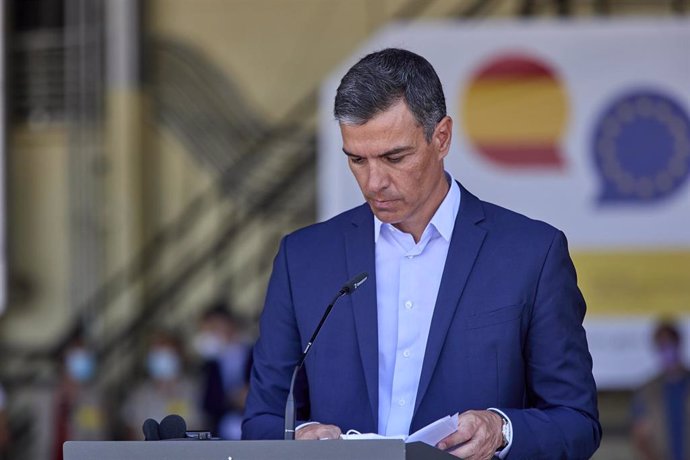 El presidente del Gobierno, Pedro Sánchez, durante una rueda de prensa en su visita al dispositivo de atención y acogida de ciudadanos europeos y colaboradores afganos instalado en la base aérea de Torrejón de Ardoz, a 21 de agosto de 2021, en Torrejón 