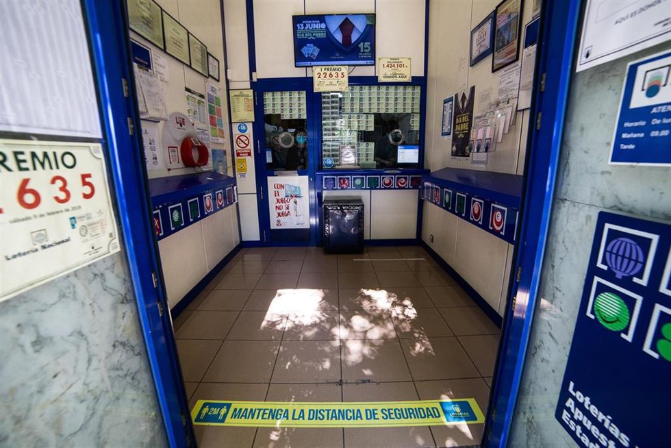 Archivo - Interior de una administración de lotería.