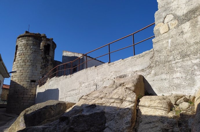 Concluyen las obras de adecuación e interpretación del recinto exterior del Castillo de Eljas (Cáceres)